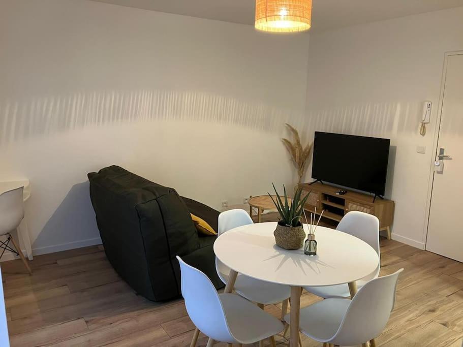 Appartement Studio Cosy 12 Min Arc De Triomphe à Rueil-Malmaison Extérieur photo